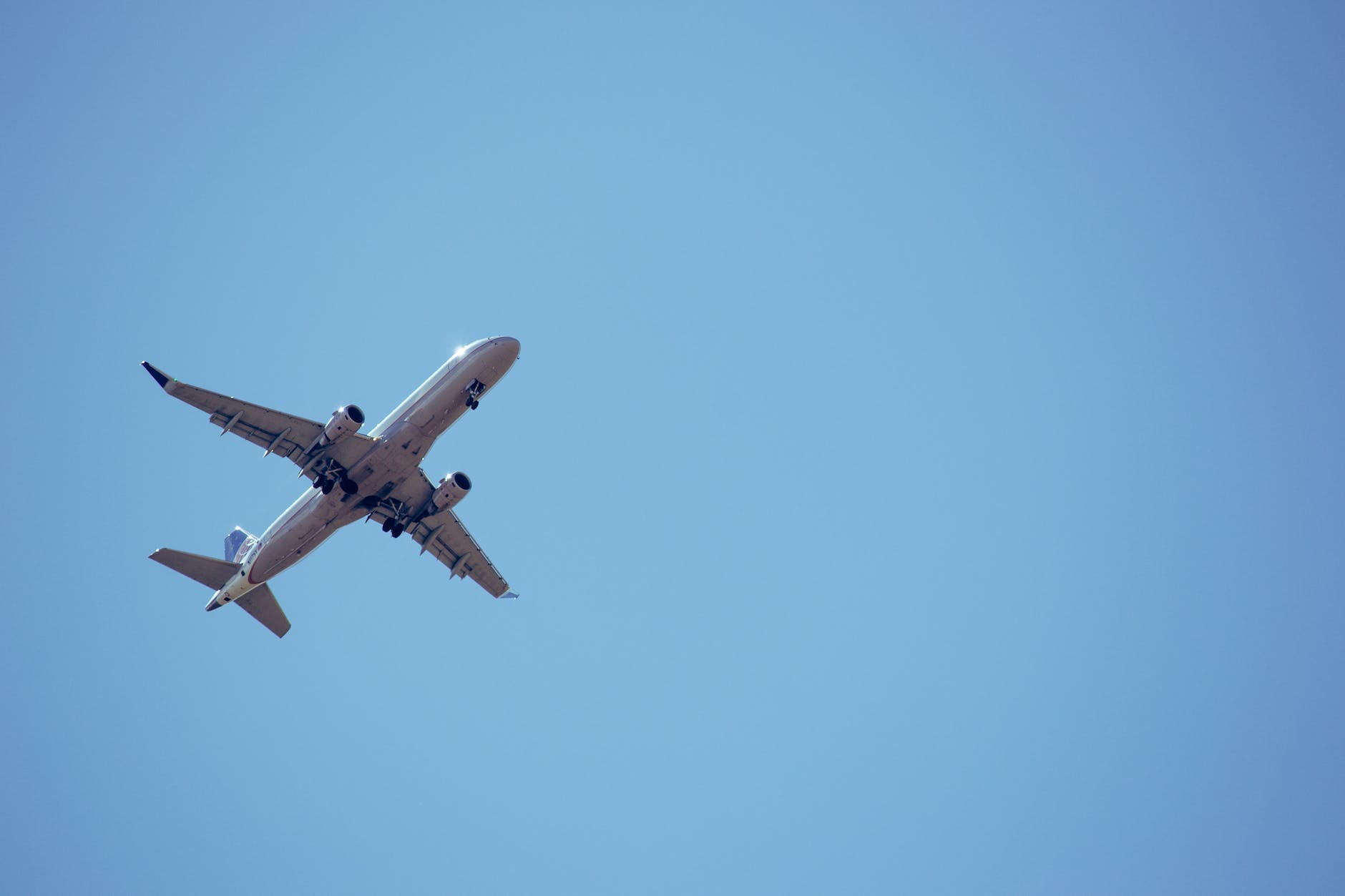 white airliner